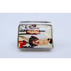 Silver pill box with "belle èpoque" style enamel and hinged lid