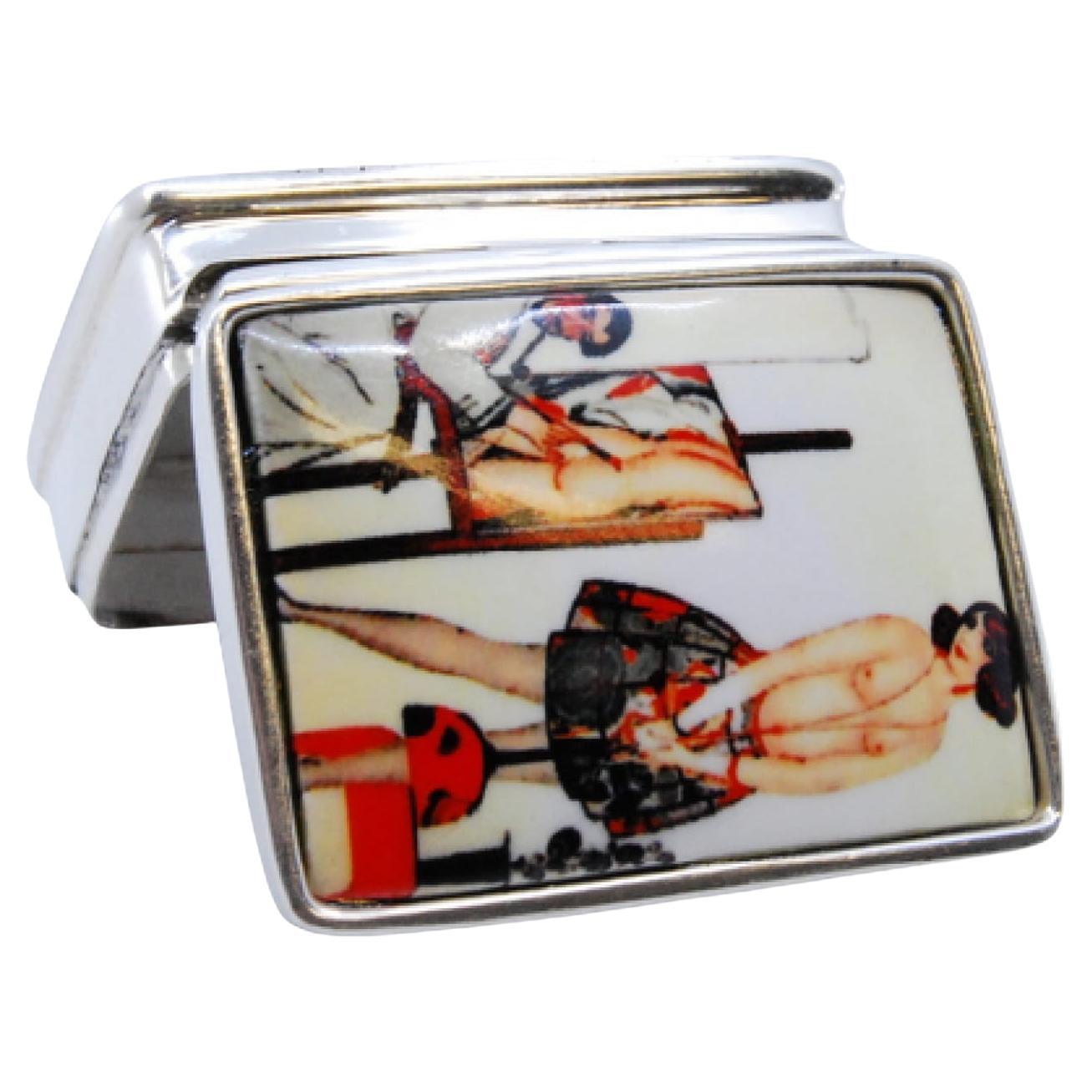 Silver pill box with "belle èpoque" style enamel and hinged lid