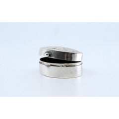 Silberne Pillendose mit elliptischer Form und Scharnierdeckel