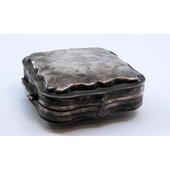 Pastillero de plata con motivos vegetales grabados y tapa abatible