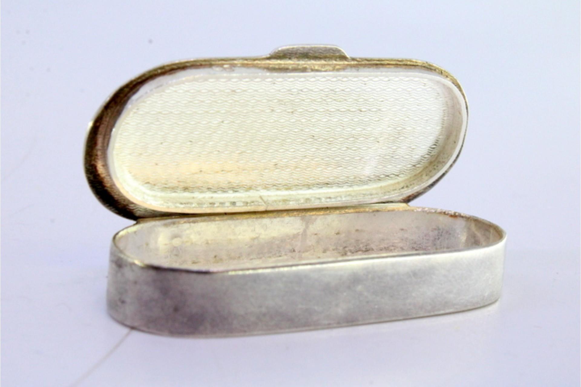 European Silver pill box with floral motifs engraved on the hinged lid For Sale