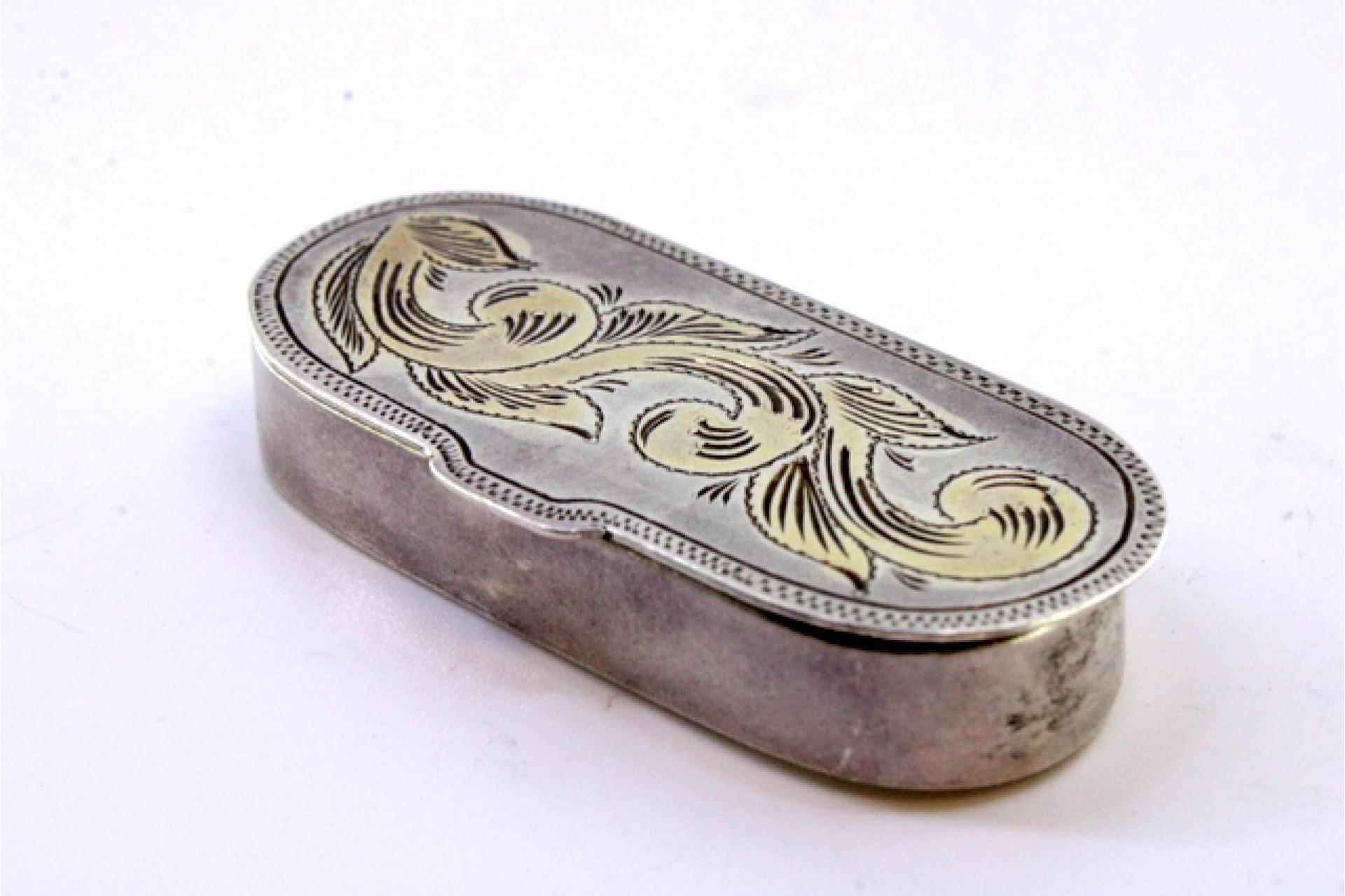 Silver pill box with floral motifs engraved on the hinged lid In Good Condition For Sale In Porto, PT