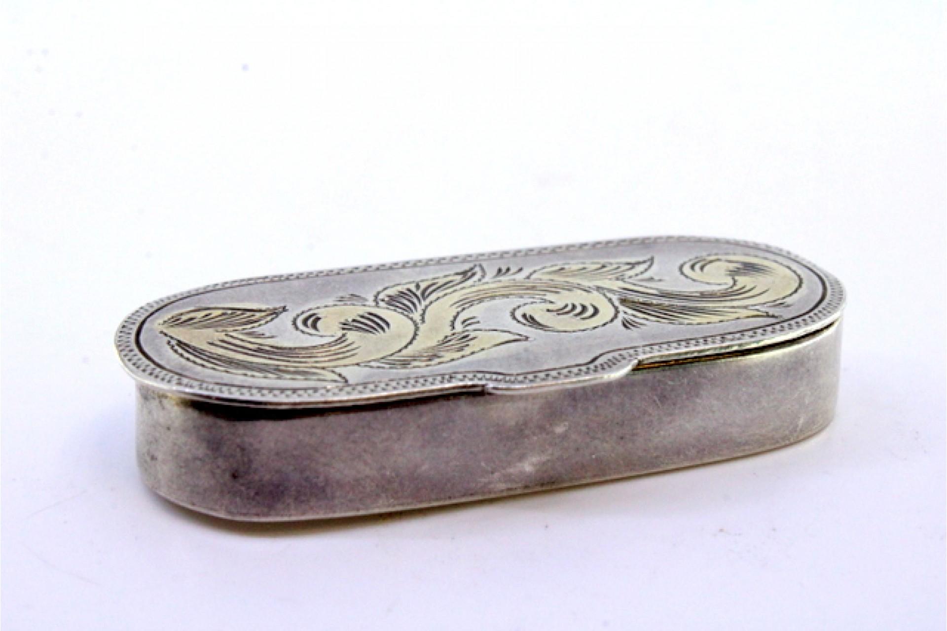 20th Century Silver pill box with floral motifs engraved on the hinged lid For Sale