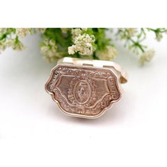 Silberne Pillendose mit idyllischer Szene