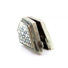 Pastillero de plata con nácar en la tapa y grabado en la carcasa