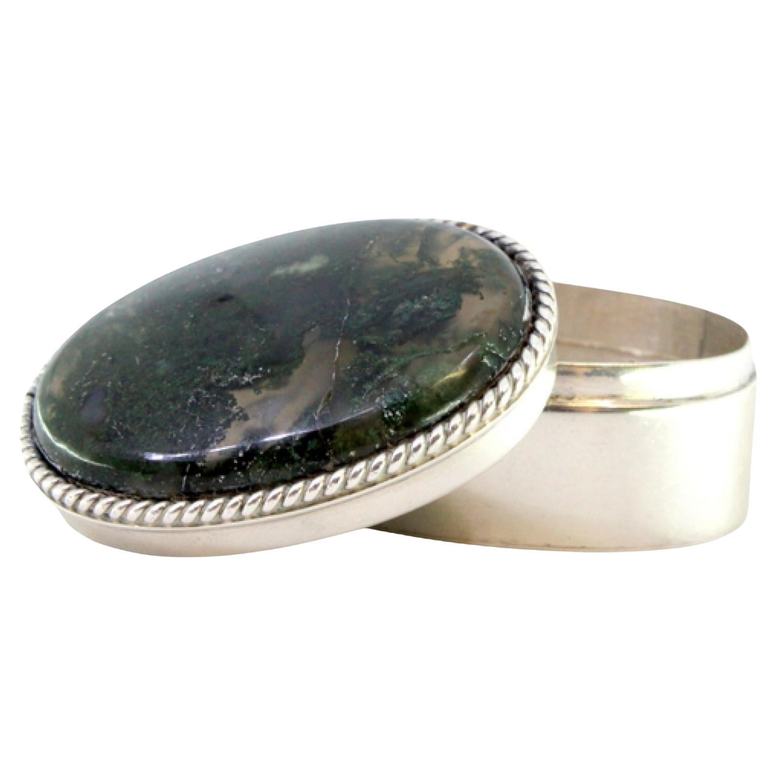 Silver pill box with pearl trim and lid with oval-shaped green stone For Sale