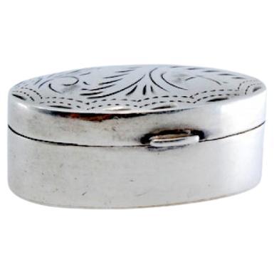 Silver pill box with plant motifs engraved on the hinged lid For Sale