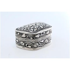 Pastillero de plata con motivos vegetales en relieve en la carcasa y tapa extraíble