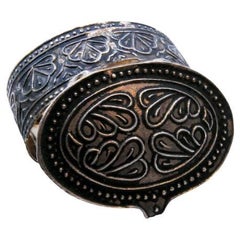 Pastillero de plata con decoración en relieve en la tapa abatible