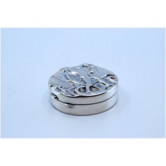 Silberne Pillendose mit Reliefs auf dem Scharnierdeckel