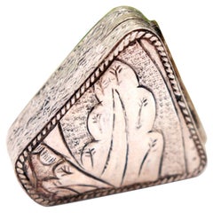 Boîte à pilules en argent avec reliefs triangulaires