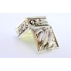 Boîte à pilules en argent avec deux bosses en relief sur le couvercle