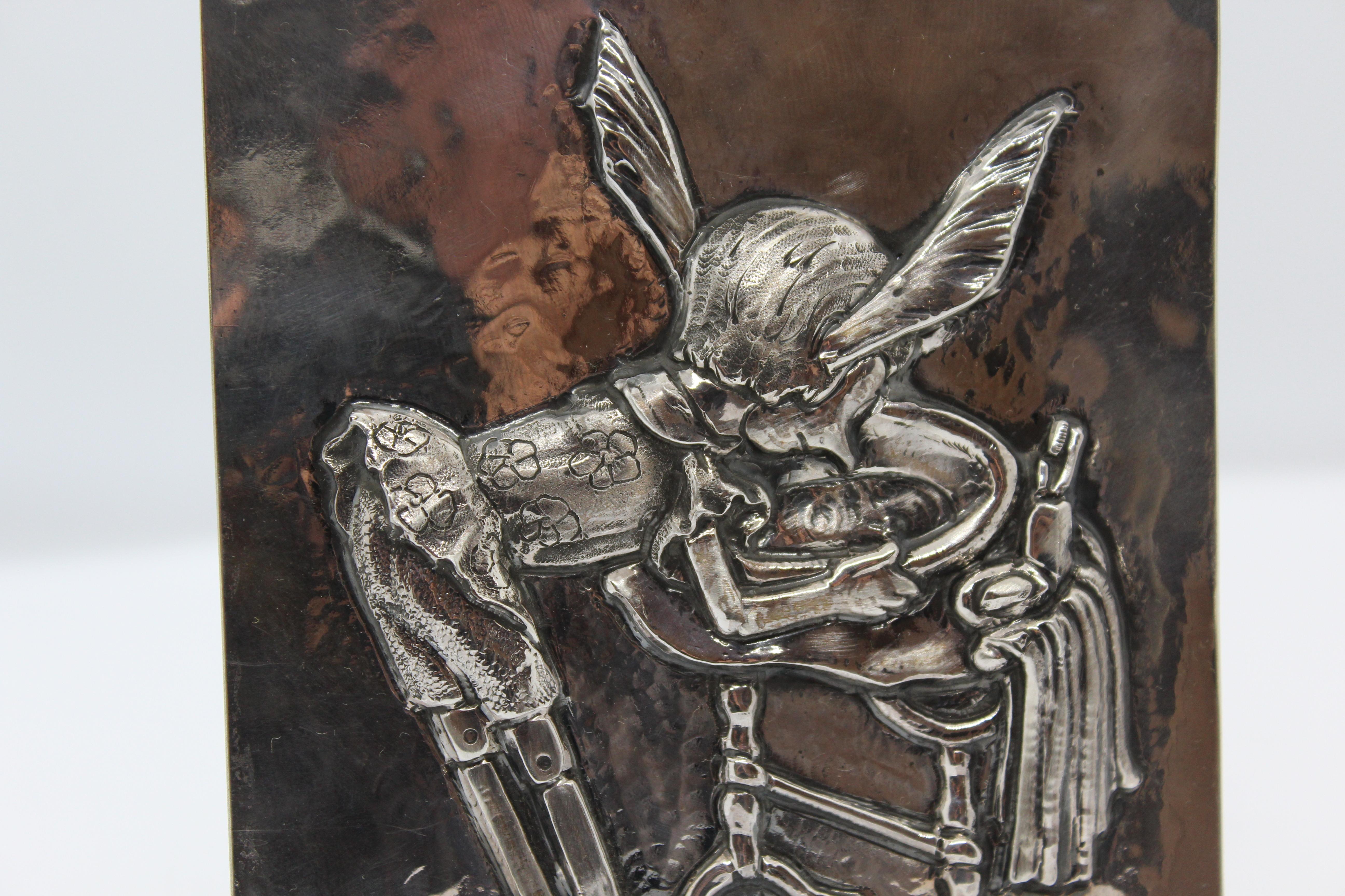 Pinocchio von einem Florentiner Künstler auf einer Silberplatte geschnitzt, komplett in Italien hergestellt.
Giuliano Foglia ziselierte die gesamte Oberfläche des Paneels.
