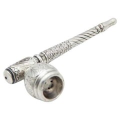 Pipe en argent avec motifs végétaux en relief
