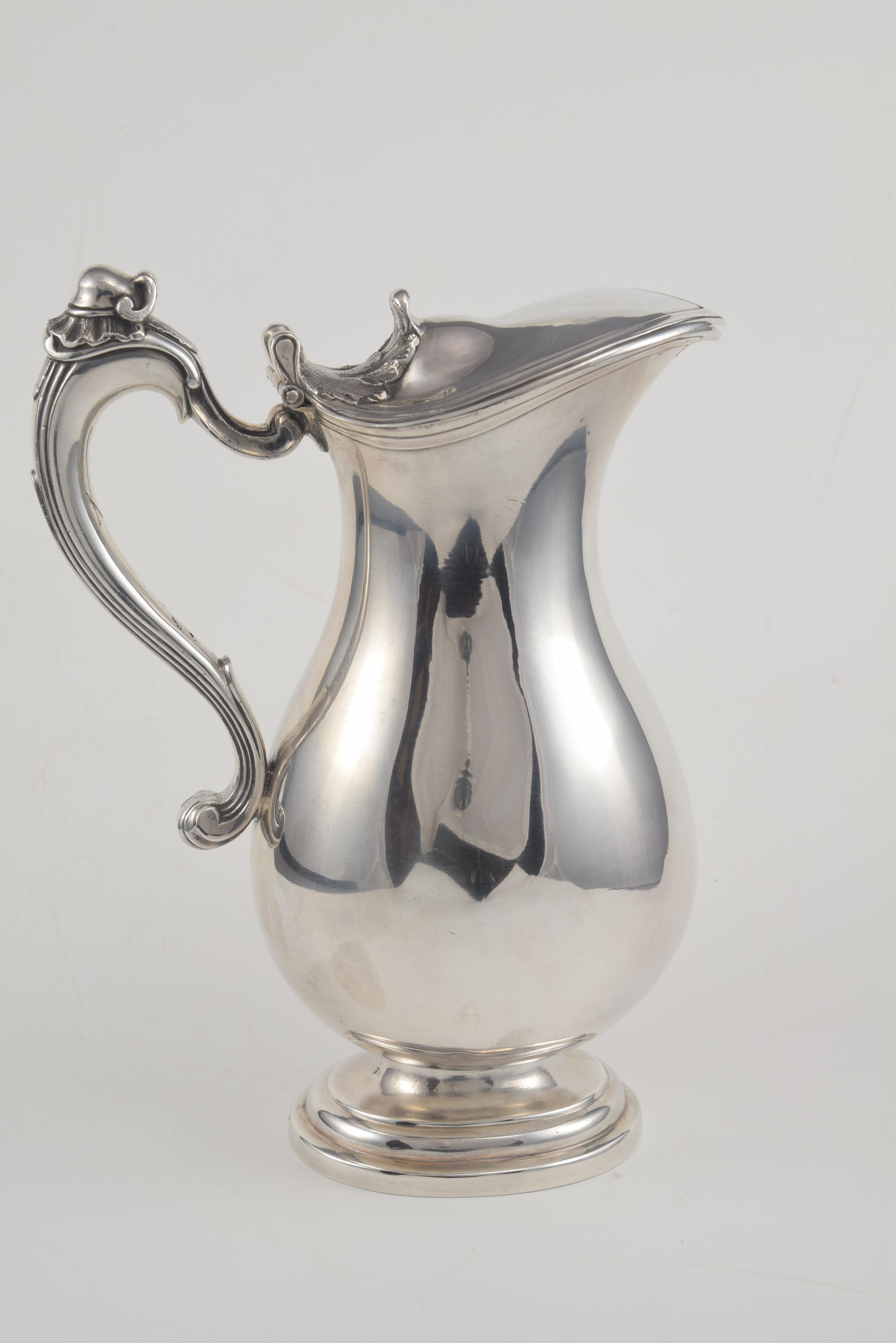 Jug. Silver. Madrid, 1790. With contrast marks.
Silver jug in its color that features an oval base with staggering based on smooth moldings; smooth tear shaped body, with a somewhat pronounced beak and enhanced with engraved lines; hinged lid and