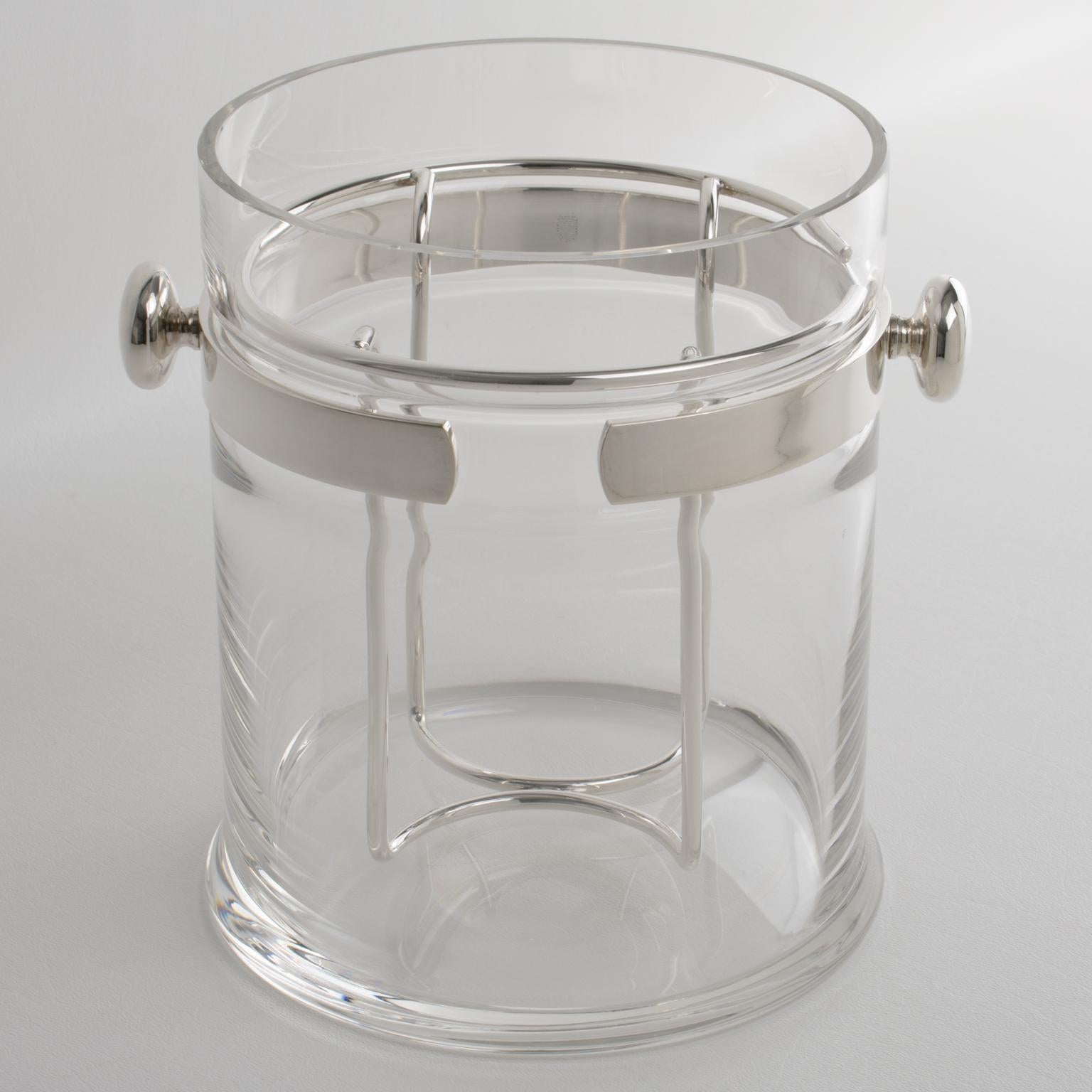 Empresa italiana de orfebrería P.M. Italia diseñó esta lujosa cubitera modernista de cristal y plata para champán hacia 1980. Este diseño minimalista y chic tiene una forma redonda con un recipiente de cristal, un marco de metal plateado con asas y