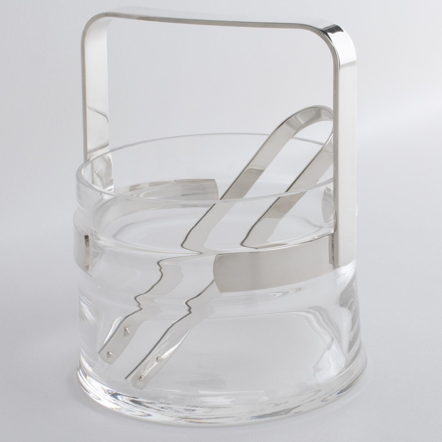 Empresa italiana de orfebrería P.M. Italia diseñó esta lujosa cubitera modernista de plata y cristal hacia 1980. El diseño minimalista y chic tiene una forma redonda con un recipiente de cristal, un marco de metal plateado con un asa alta y una