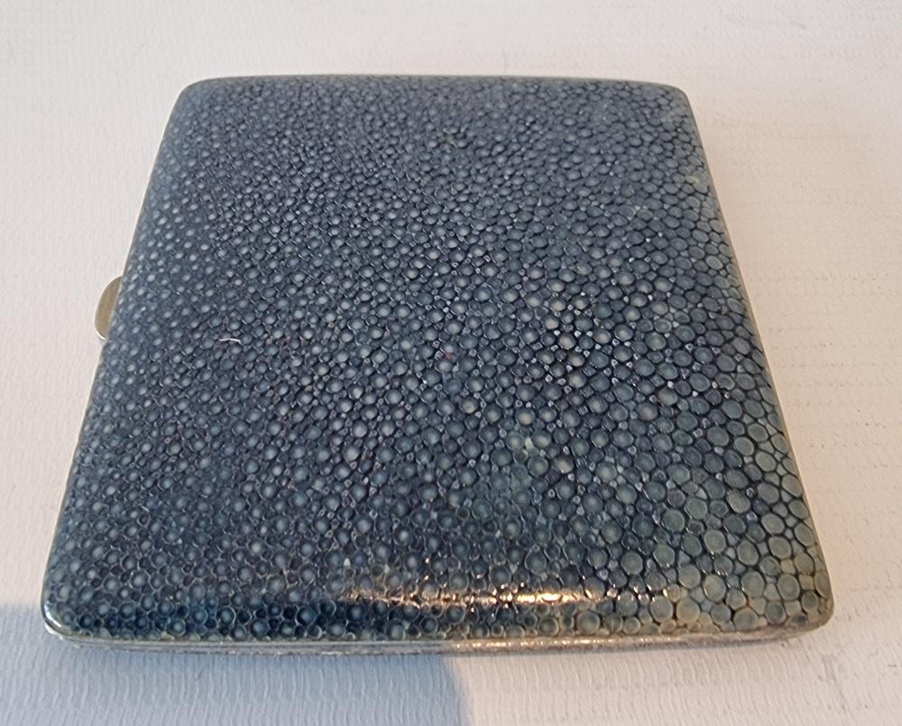 Fina e inusual pitillera de chapa de plata y shagreen. El shagreen era un material popular, pero poco frecuente, que se utilizaba en el siglo XIX en ciertas piezas finas, como relojes y estuches. Su seductora textura es de una suavidad parecida al