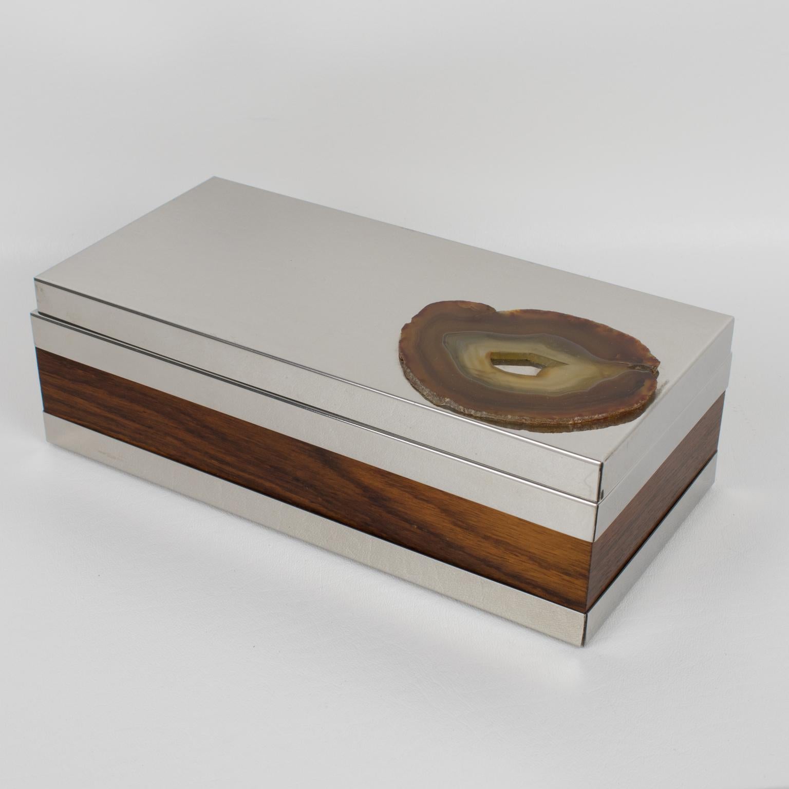 Questa splendida scatola con coperchio in argento modernista italiano degli anni '80 ha un design che ricorda l'elegante produzione di Gabriella Crespi. La forma rettangolare minimalista presenta pannelli laterali in legno di Macassar e un coperchio