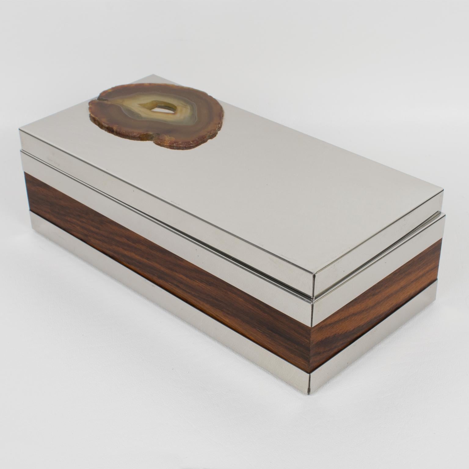 Cette jolie boîte à couvercle en métal argenté de style moderniste italien des années 1980 présente un design qui rappelle l'élégante production de Gabriella Crespi. La forme rectangulaire minimaliste est dotée de panneaux latéraux en bois de