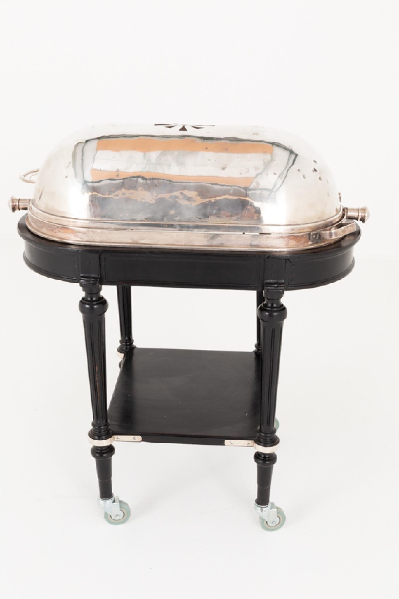 Estás viendo un magnífico carro para trinchar carne de buey en chapa de plata art decó
Alrededor de 1930
Esta magnífica pieza fue elaborada por el que quizá sea el mejor orfebre londinense de la época: Drakes Silversmiths de Brewer Street, Londres