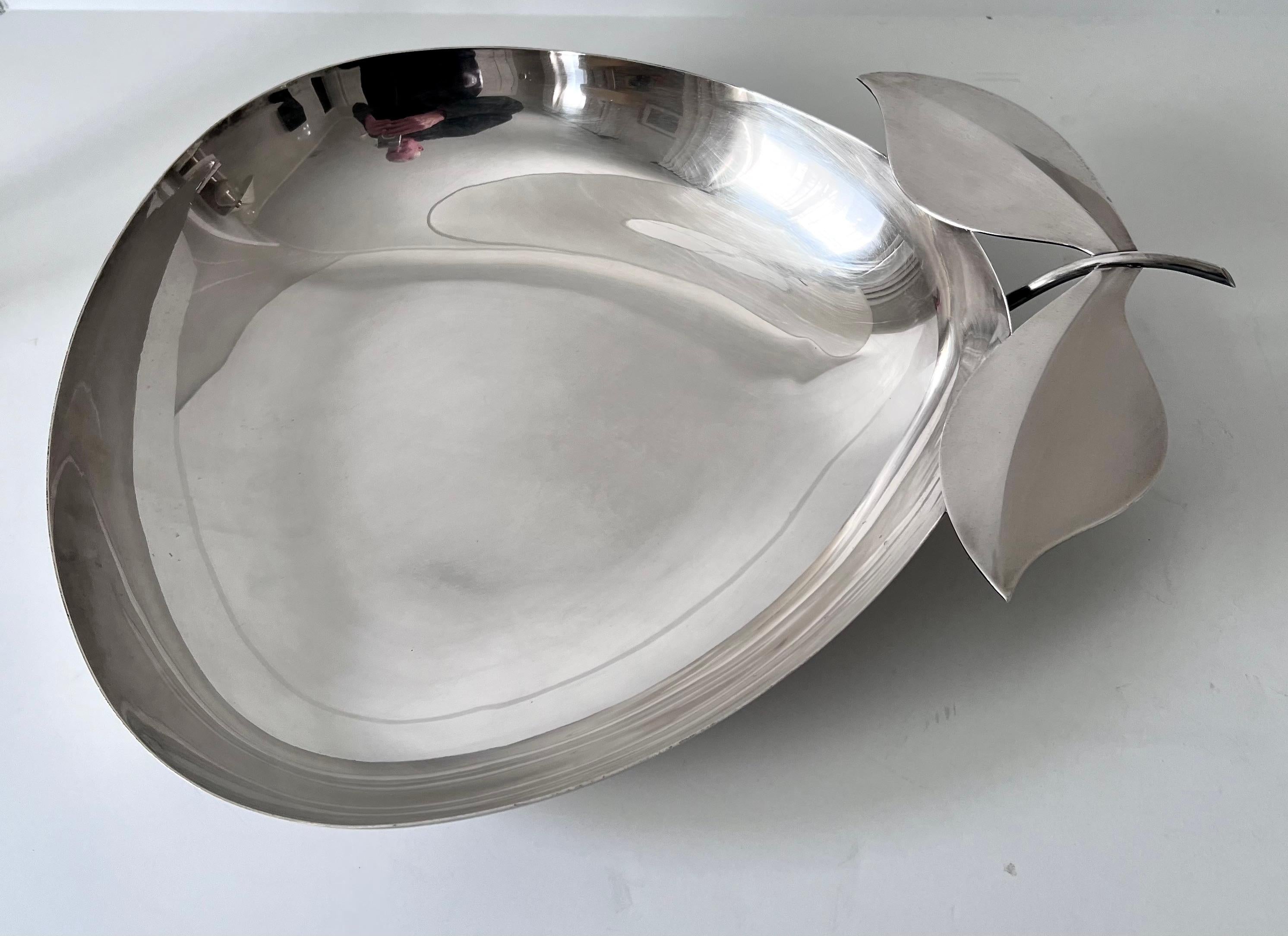 Silver Plate Bowl in the Shape of an Apple or Fruit In Good Condition For Sale In Los Angeles, CA