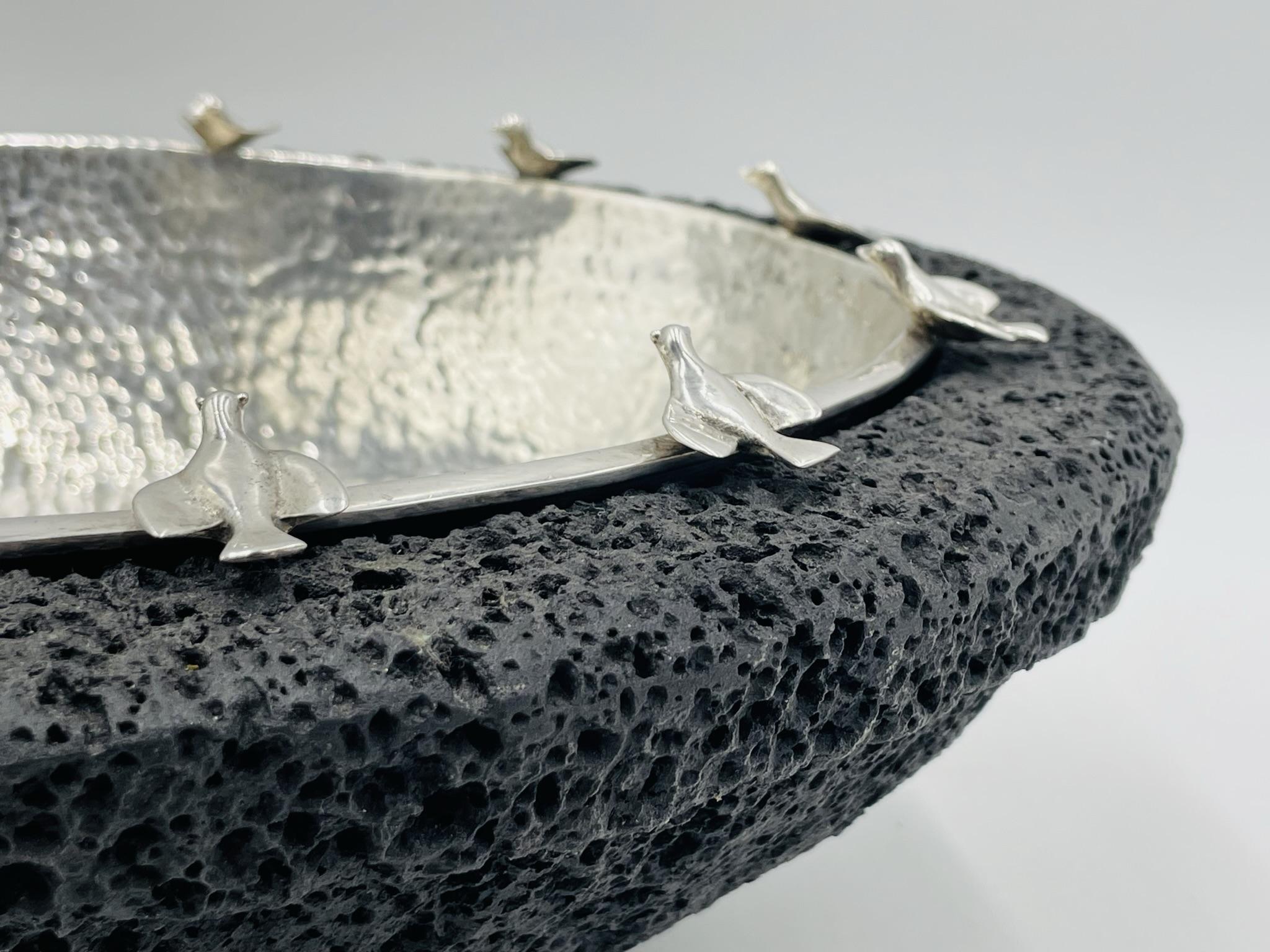 Versilberte Schale mit Vogeldetails auf Volcanic Rock Sockel von Emilia Castillo im Angebot 3