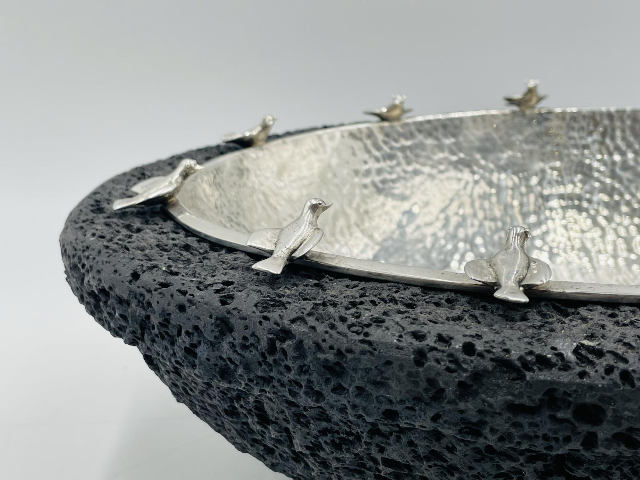 Versilberte Schale mit Vogeldetails auf Volcanic Rock Sockel von Emilia Castillo im Angebot 4
