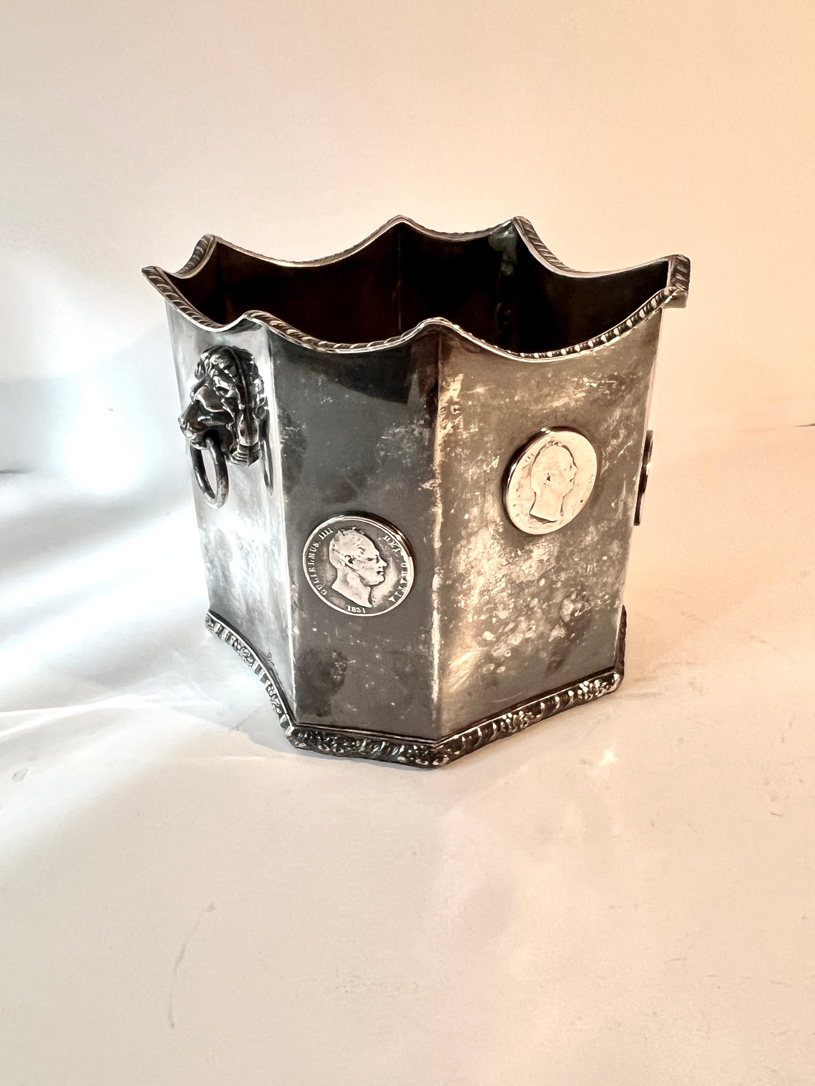 Un superbe cache-pot ou une jardinière avec une patine incroyable.  La pièce est unique par sa forme et sa patine, avec des têtes de lions, des anneaux et des pièces de monnaie en argent.

Un cadre parfait pour toute plante, orchidée ou petite