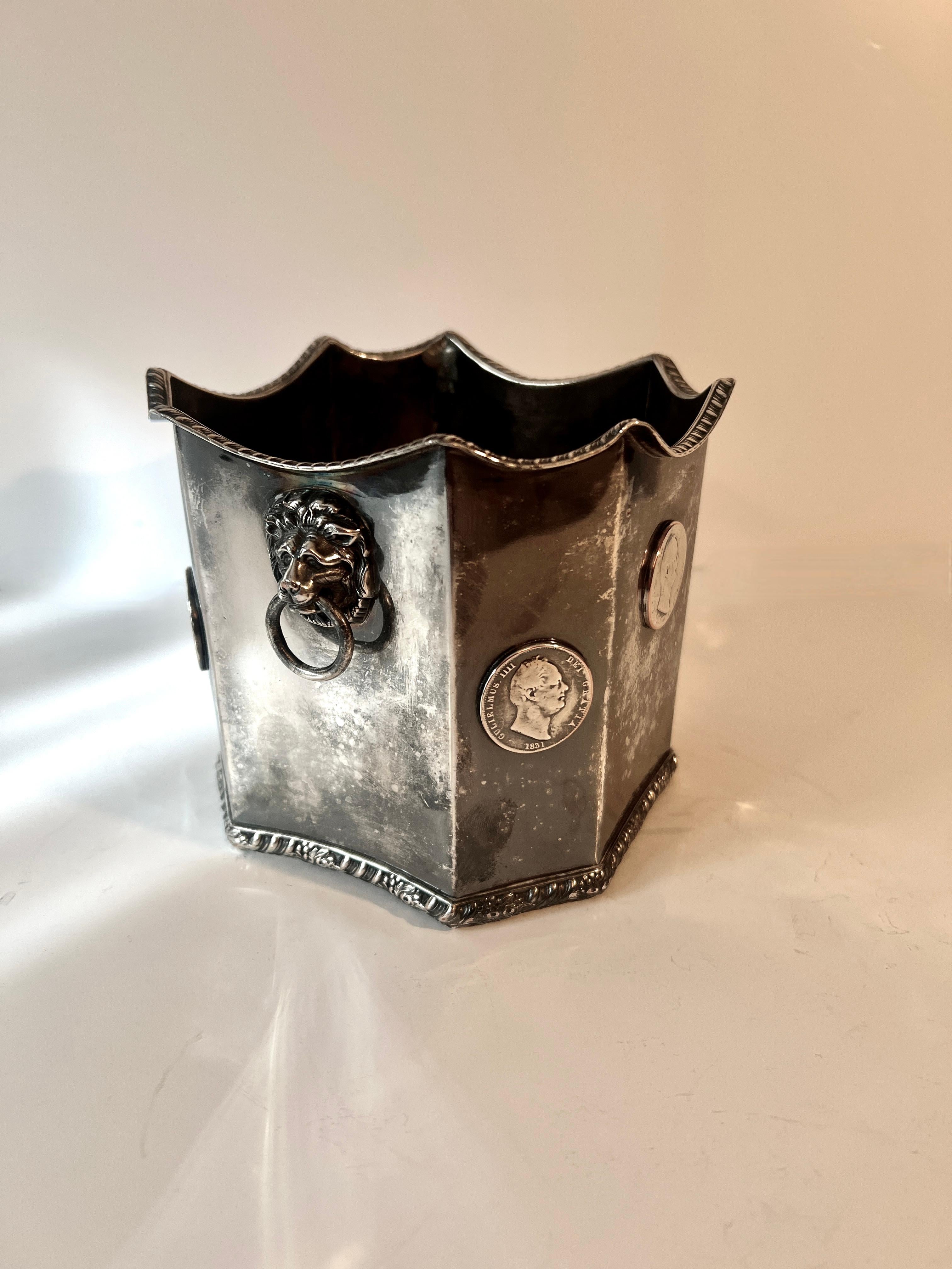 Anglais Cache-pot, jardinière avec têtes de lions et pièces d'argent en vente
