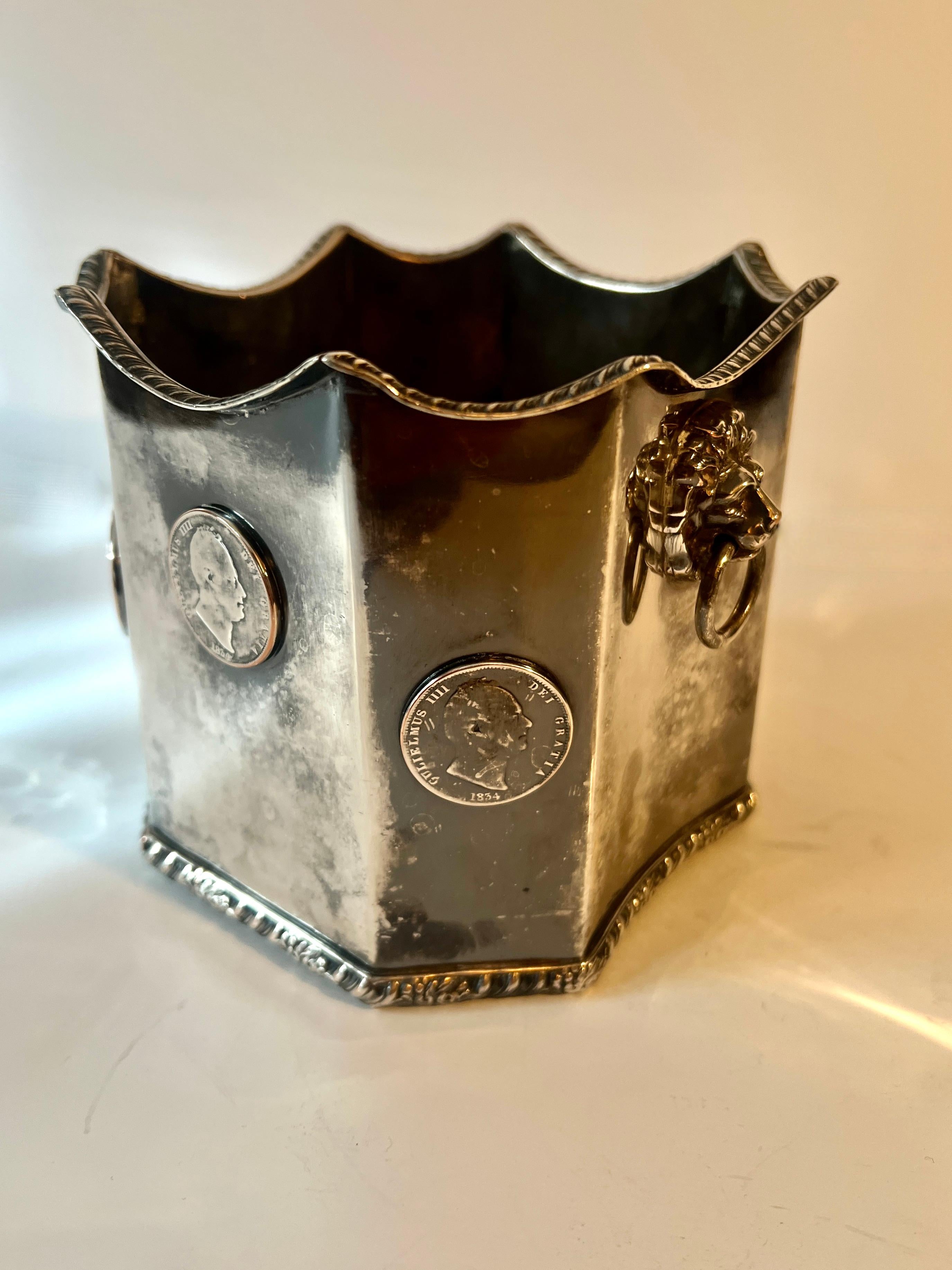 Fait main Cache-pot, jardinière avec têtes de lions et pièces d'argent en vente