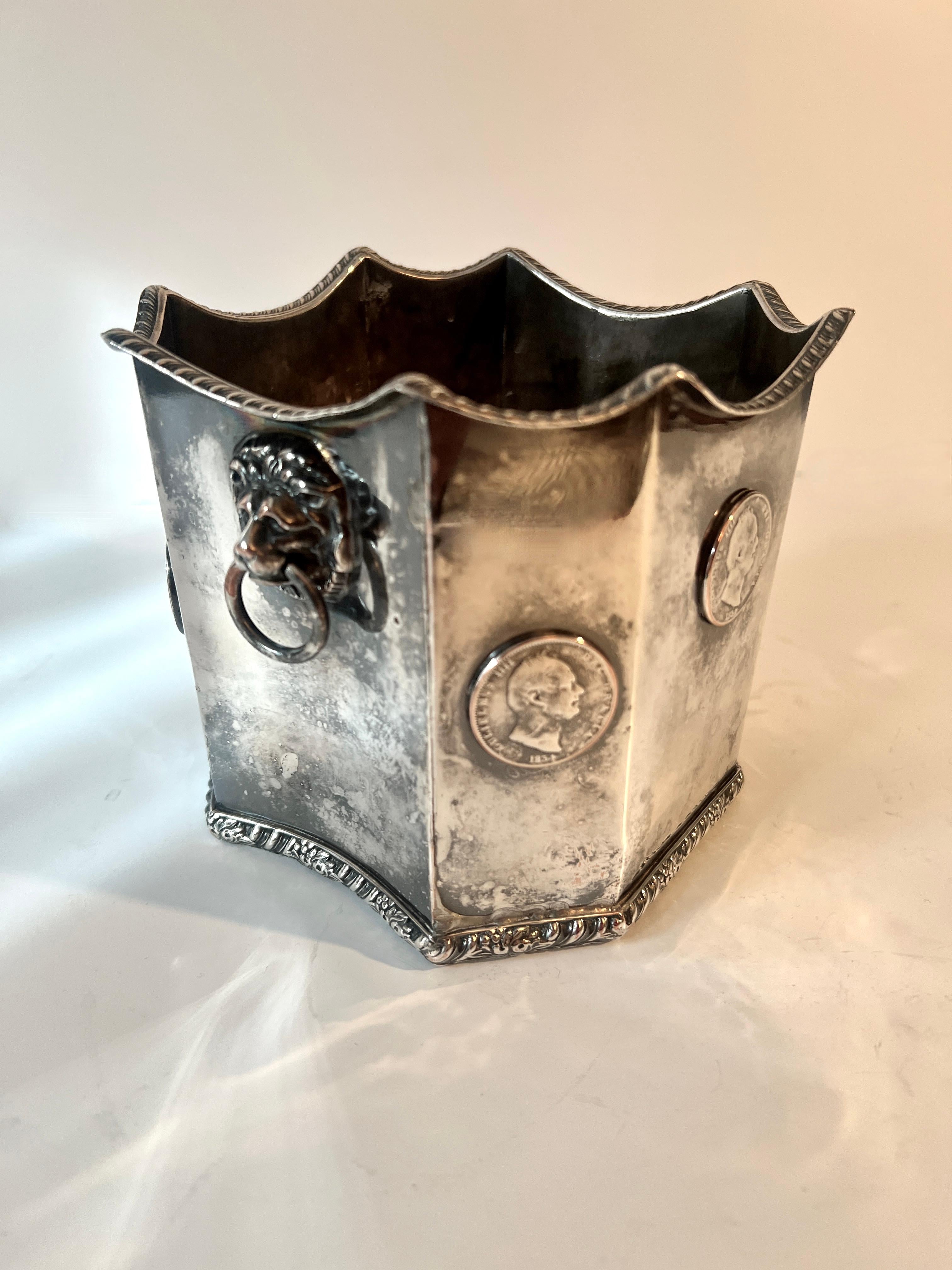 Cache-pot, jardinière avec têtes de lions et pièces d'argent Bon état - En vente à Los Angeles, CA