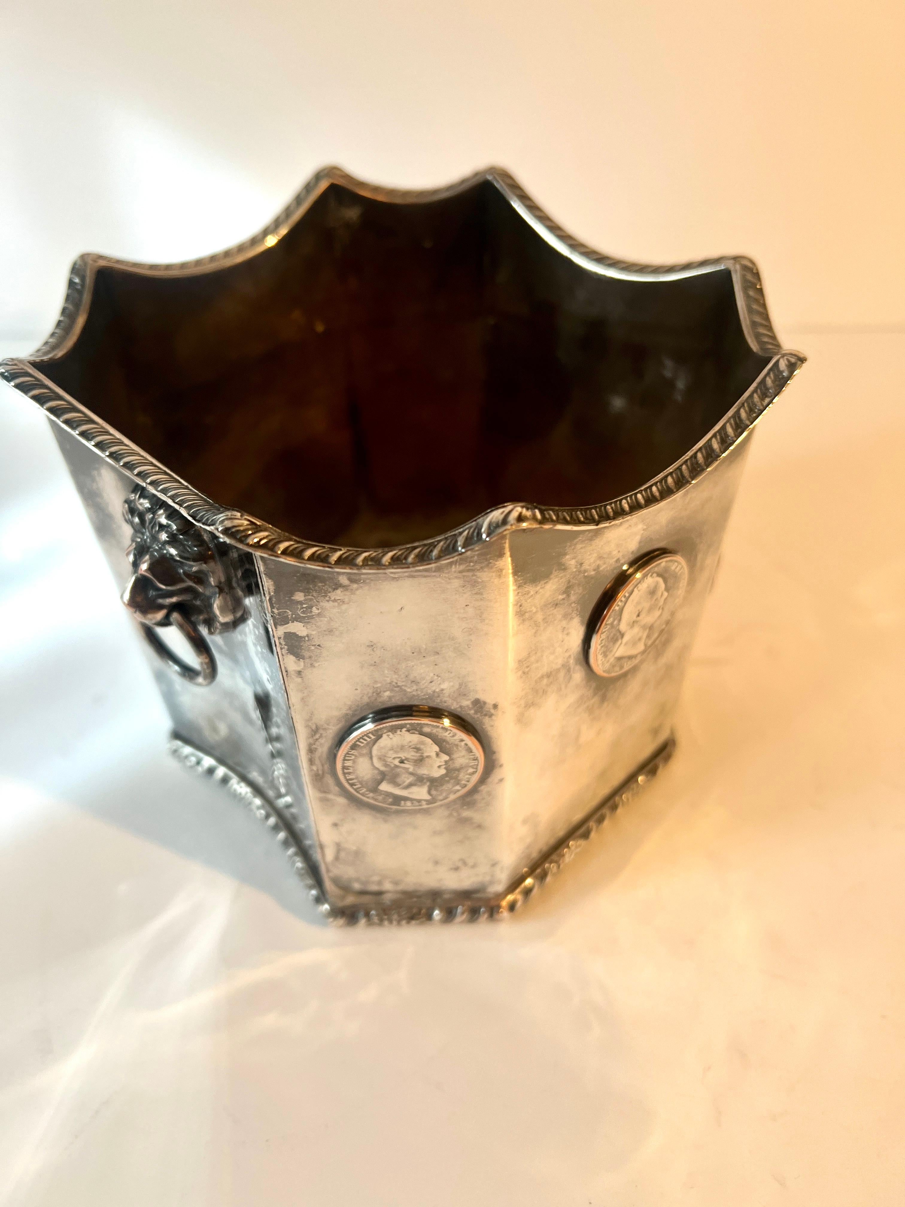 20ième siècle Cache-pot, jardinière avec têtes de lions et pièces d'argent en vente