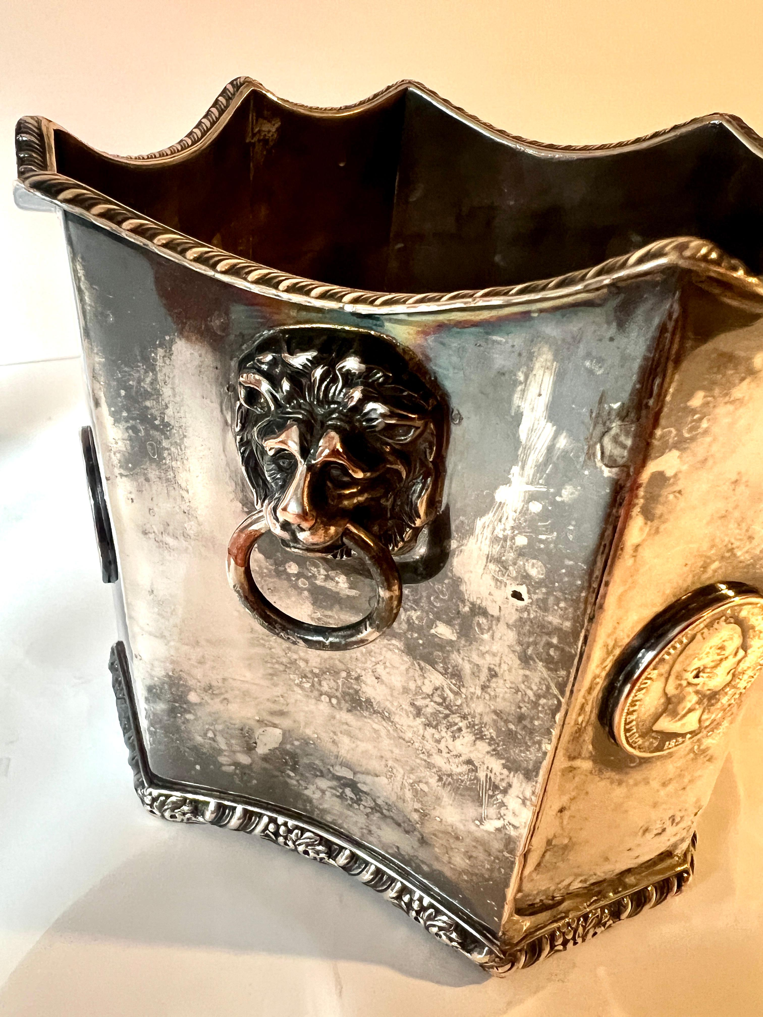 Plaqué argent Cache-pot, jardinière avec têtes de lions et pièces d'argent en vente