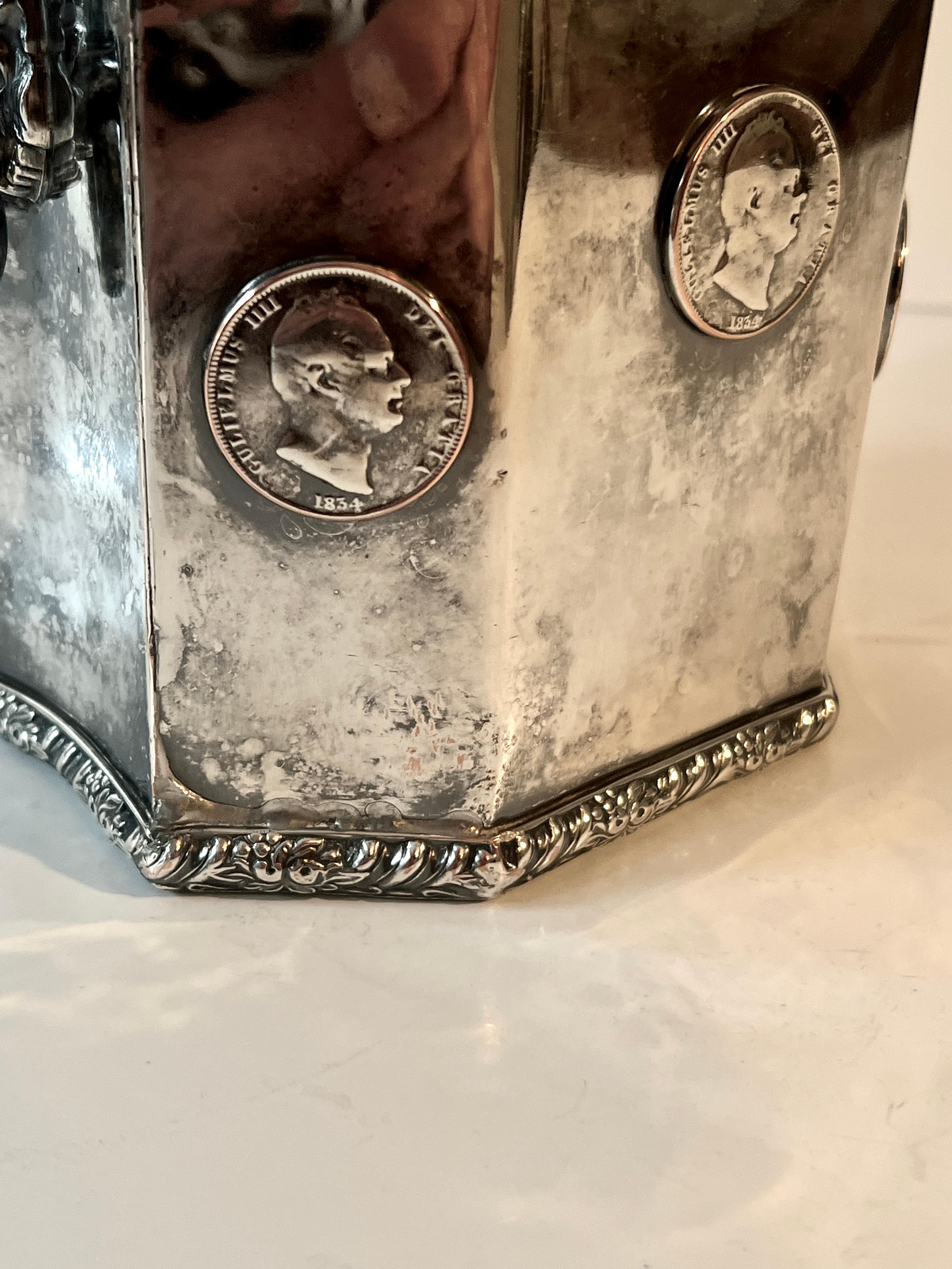 Cache-pot, jardinière avec têtes de lions et pièces d'argent en vente 1