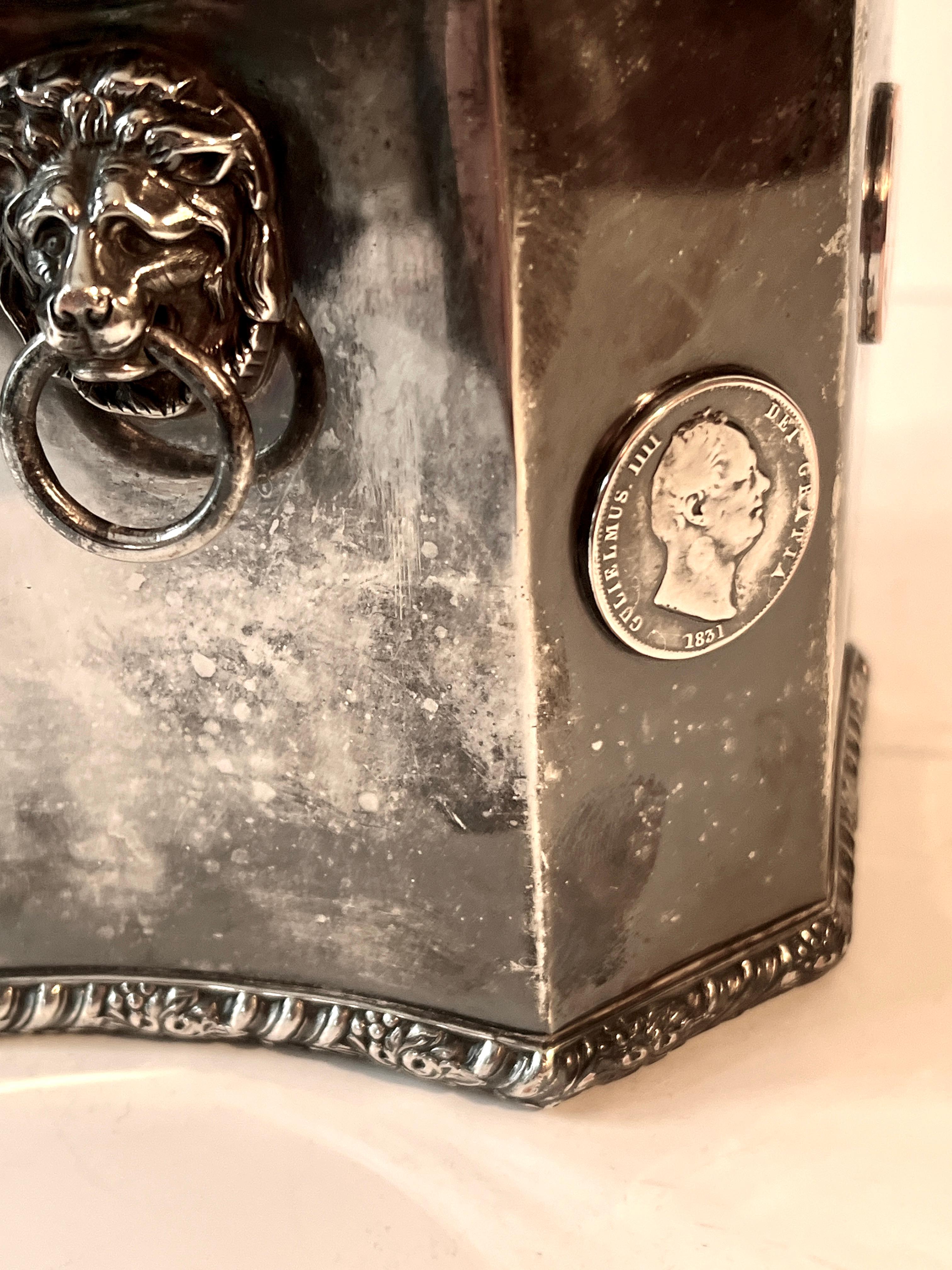 Cache-pot, jardinière avec têtes de lions et pièces d'argent en vente 2
