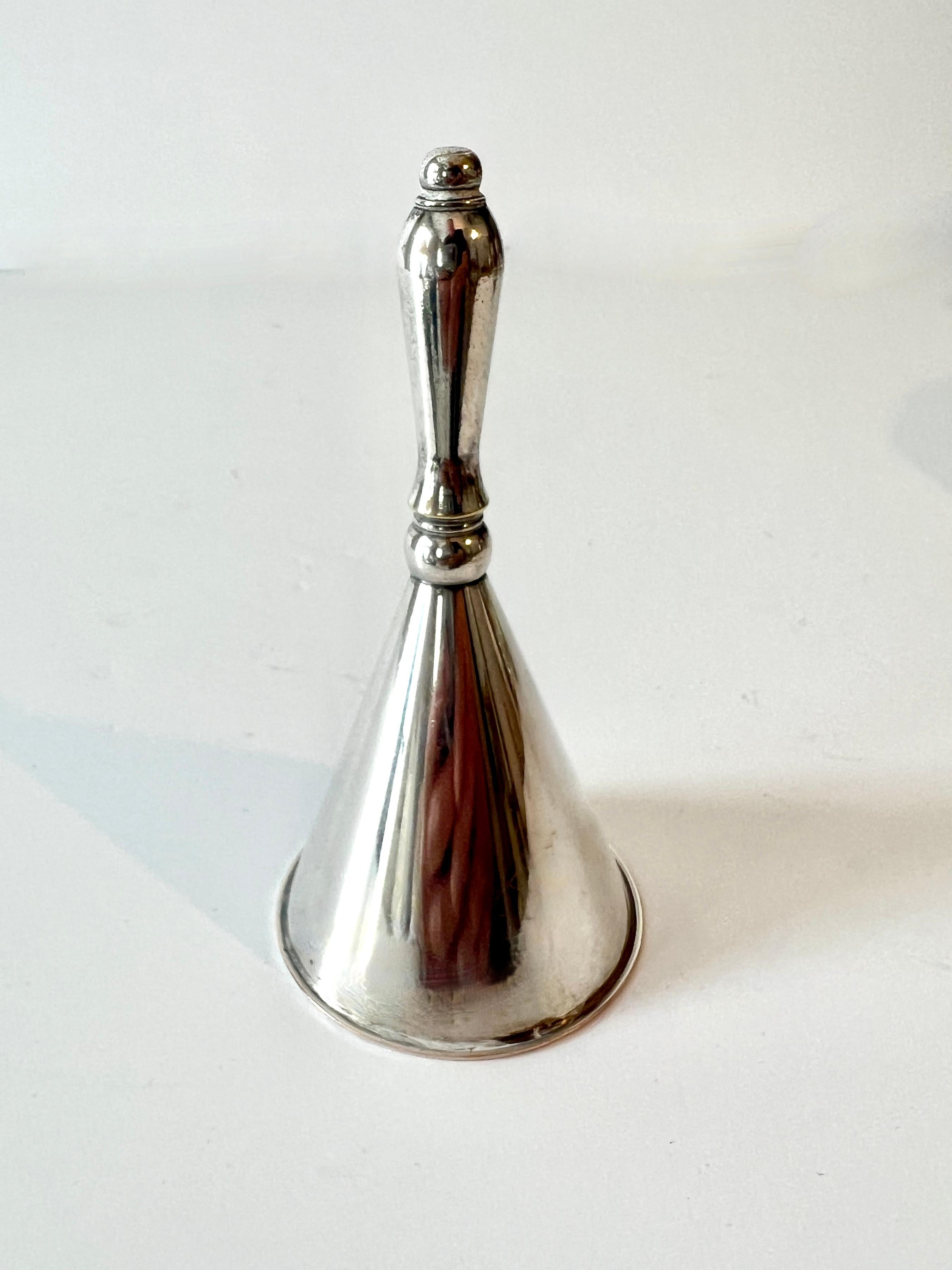 Una meravigliosa campanella in Silver Plate.  Probabilmente è più un pezzo decorativo, ma funziona bene.  Può essere utilizzato per prendersi cura di un amico malato, per preparare la cena per i bambini... o semplicemente per lasciarlo in mezzo ad