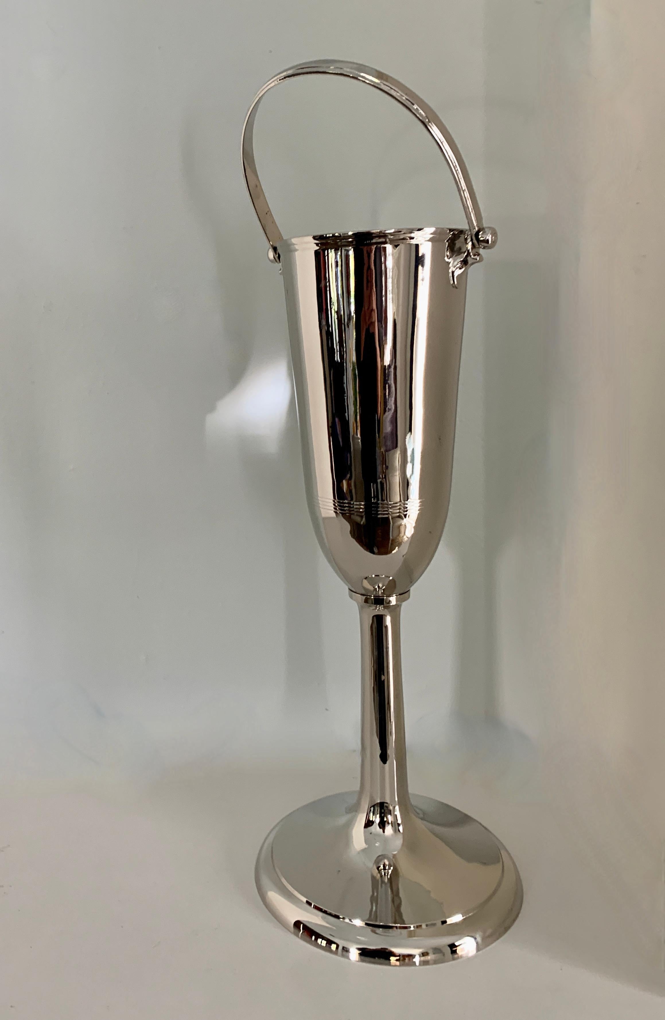 Silver Plate Champagne Bucket on Stand with Handle In Good Condition In Los Angeles, CA