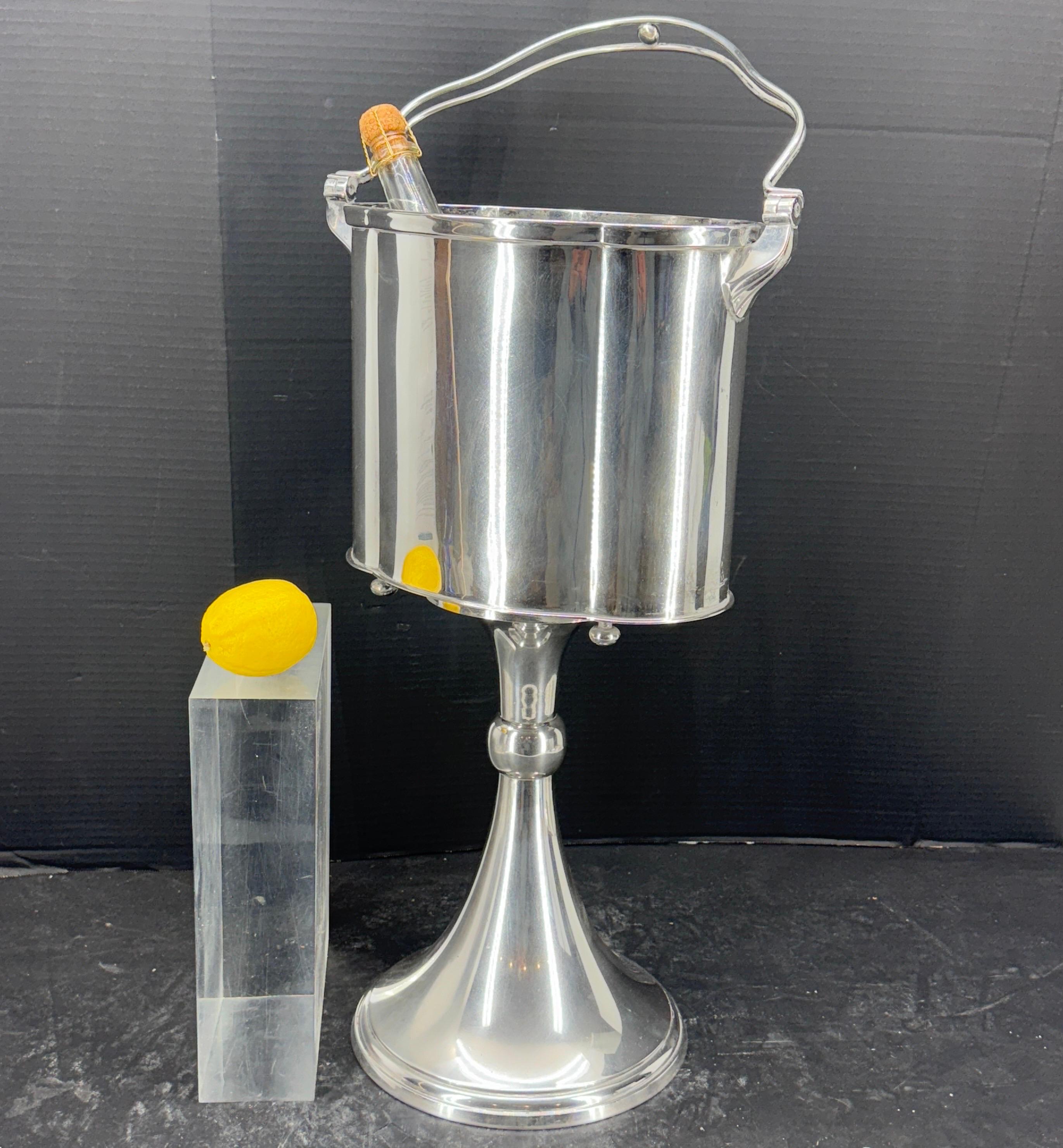 Secchiello per champagne a due bottiglie placcato in argento con supporto. Qualità eccezionale con manico oscillante. Il secchiello ovale per vino champagne, con manico, poggia su un piedistallo. Il secchiello per champagne grande è dotato di