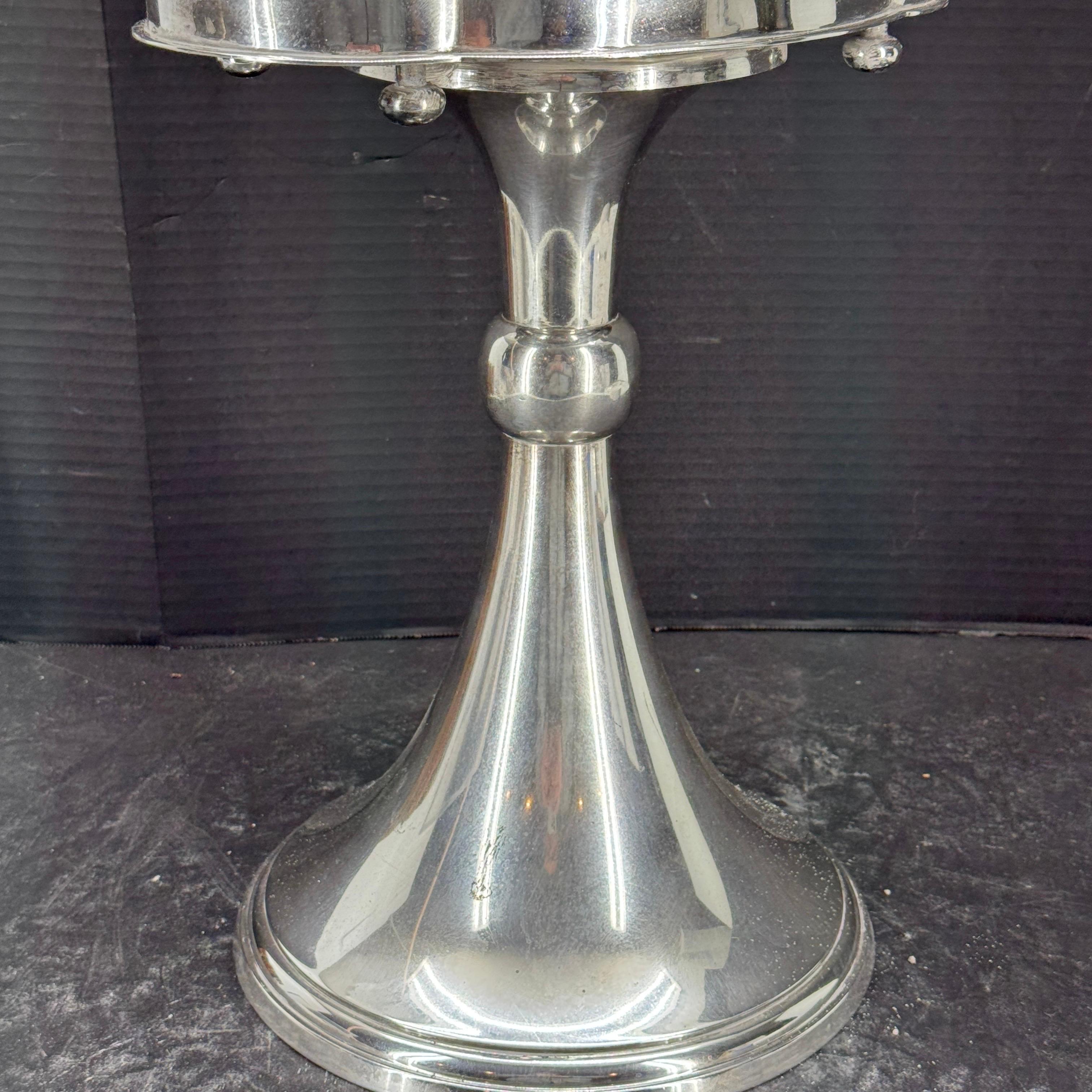 Fatto a mano Secchiello da vino da terra per champagne in argento con supporto in vendita