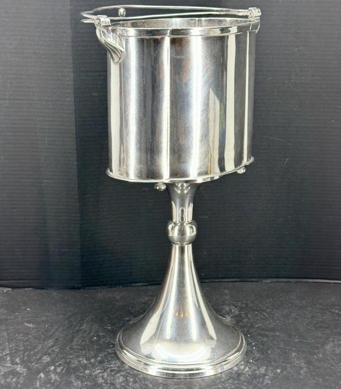 XX secolo Secchiello da vino da terra per champagne in argento con supporto in vendita