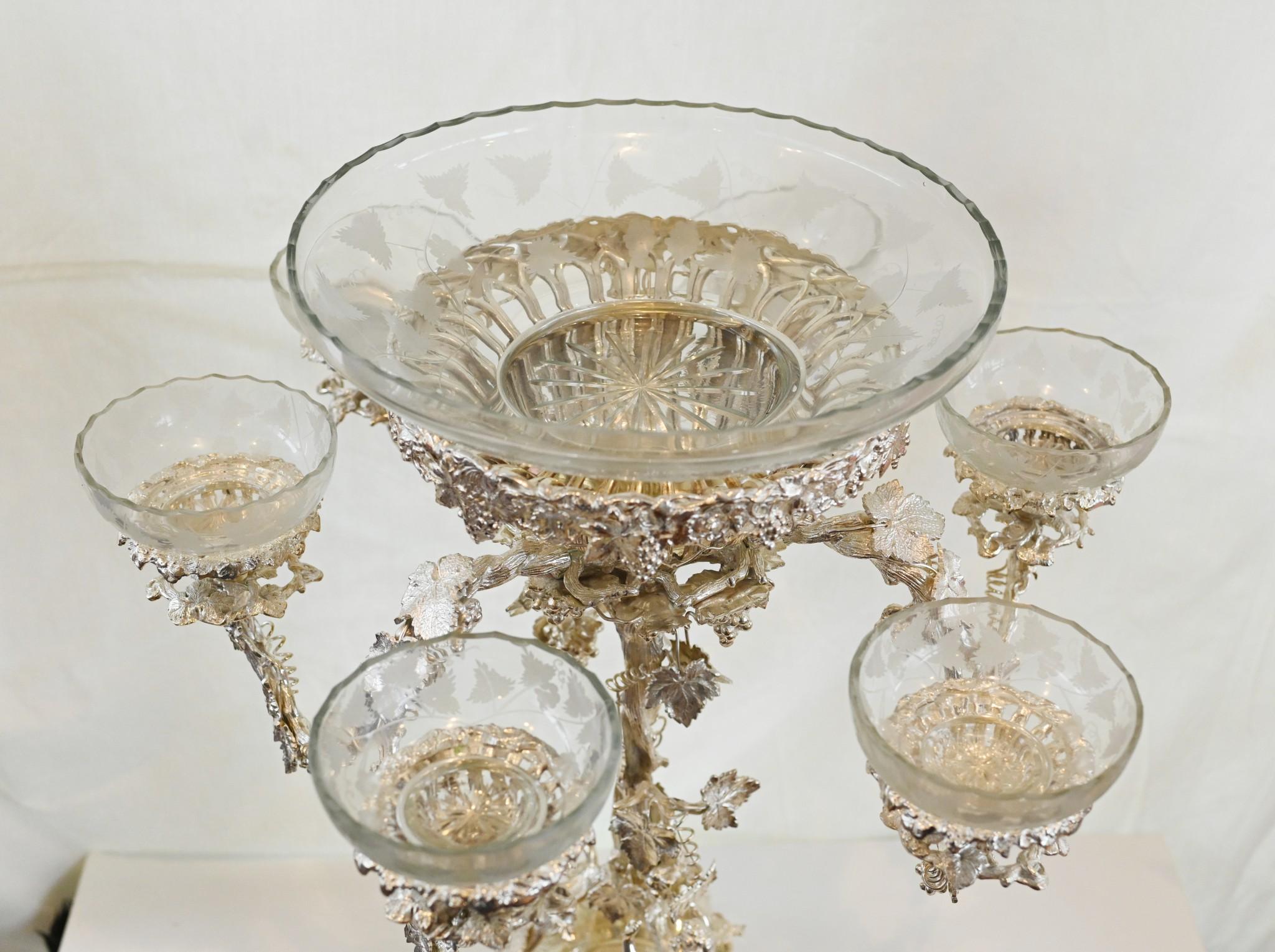 Centre de table chérubin Sheffield Epergne Glass Bowl plaqué argent en vente 6