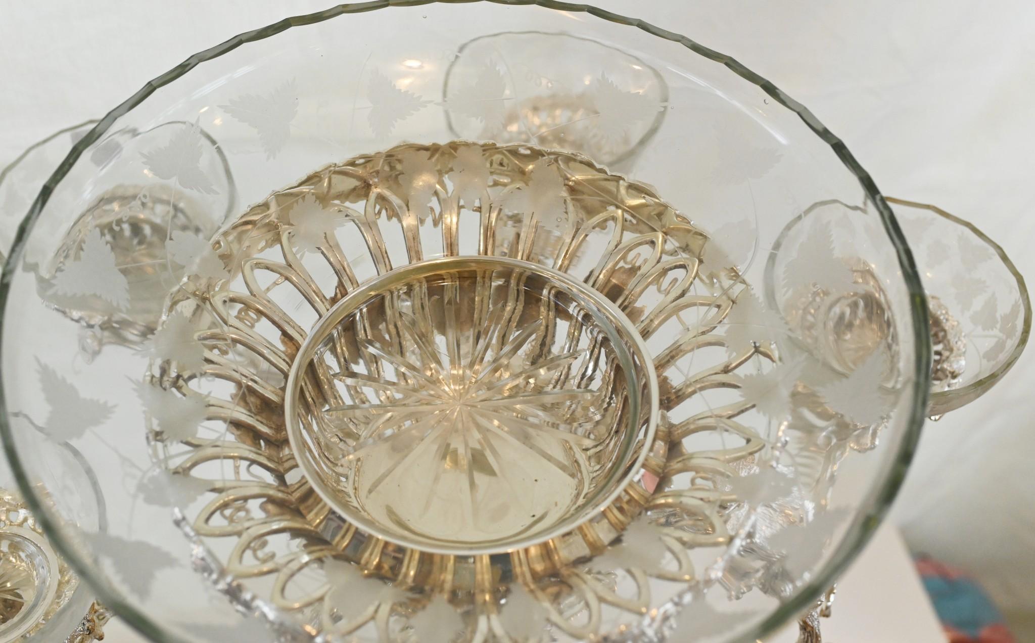 Centre de table chérubin Sheffield Epergne Glass Bowl plaqué argent en vente 7