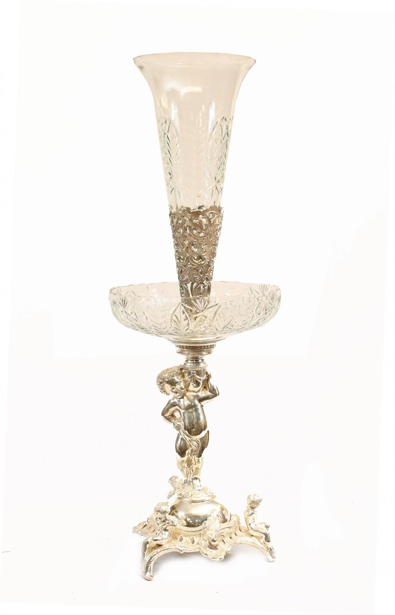 Silver Plate Cherub Epergne Glas Teller Stand Centrepiece Vase (Ende des 20. Jahrhunderts) im Angebot
