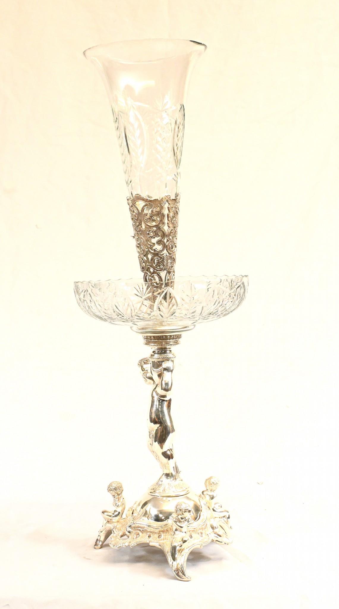 Silver Plate Cherub Epergne Glas Teller Stand Centrepiece Vase im Angebot 2