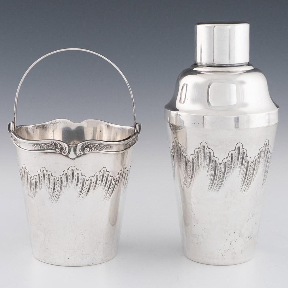 Titolo: Shaker da cocktail e secchiello per il ghiaccio in argento Delheid Freres
Data: c1935
Origine :  Belgio
Decorazione: Shakers in tre pezzi, fascia astratta sul corpo dello shaker e del secchio. Cerchio a volute per il secchio.
Dimensioni :  