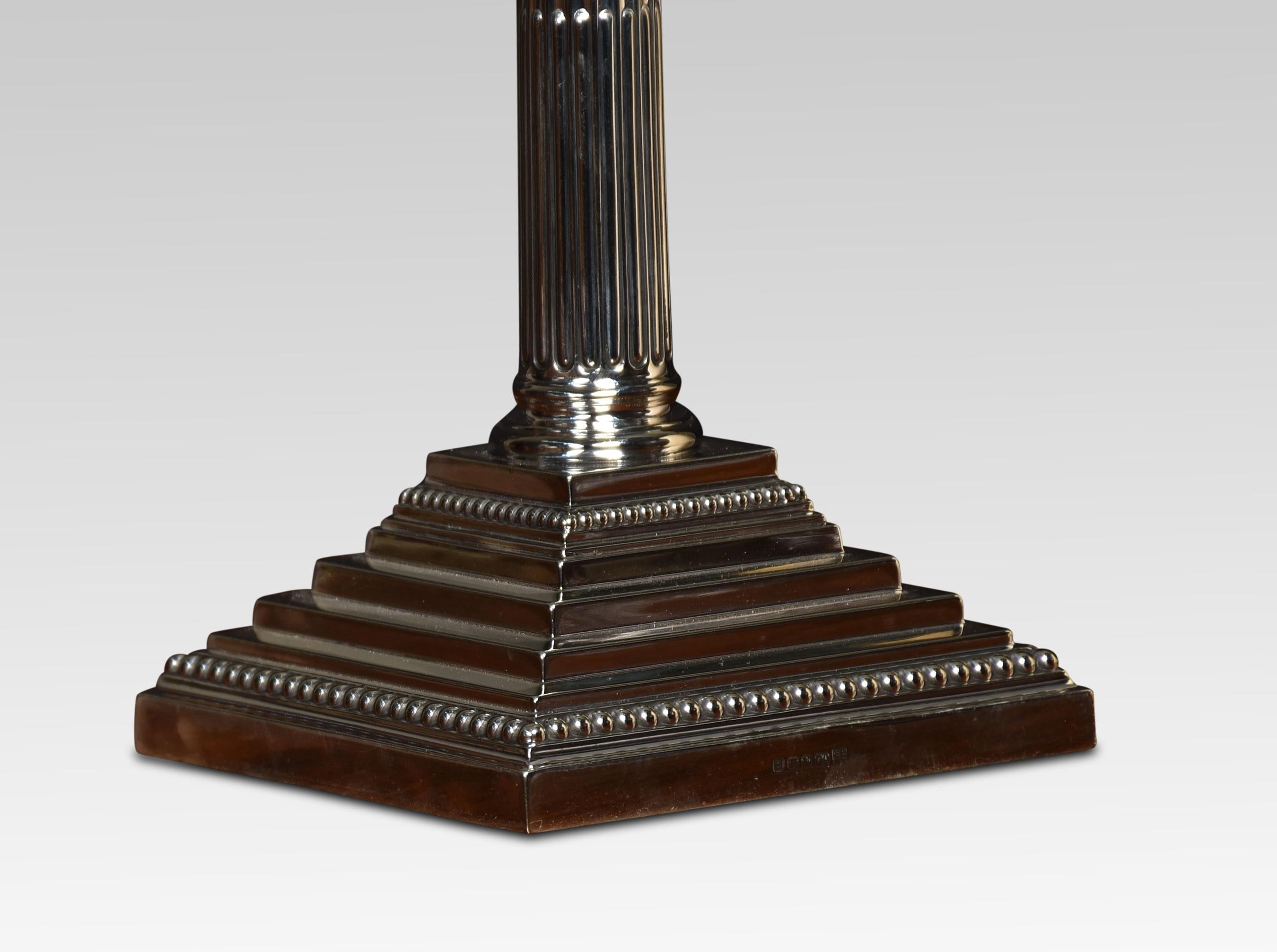 Lampe de table à colonne corinthienne en métal argenté Bon état - En vente à Cheshire, GB