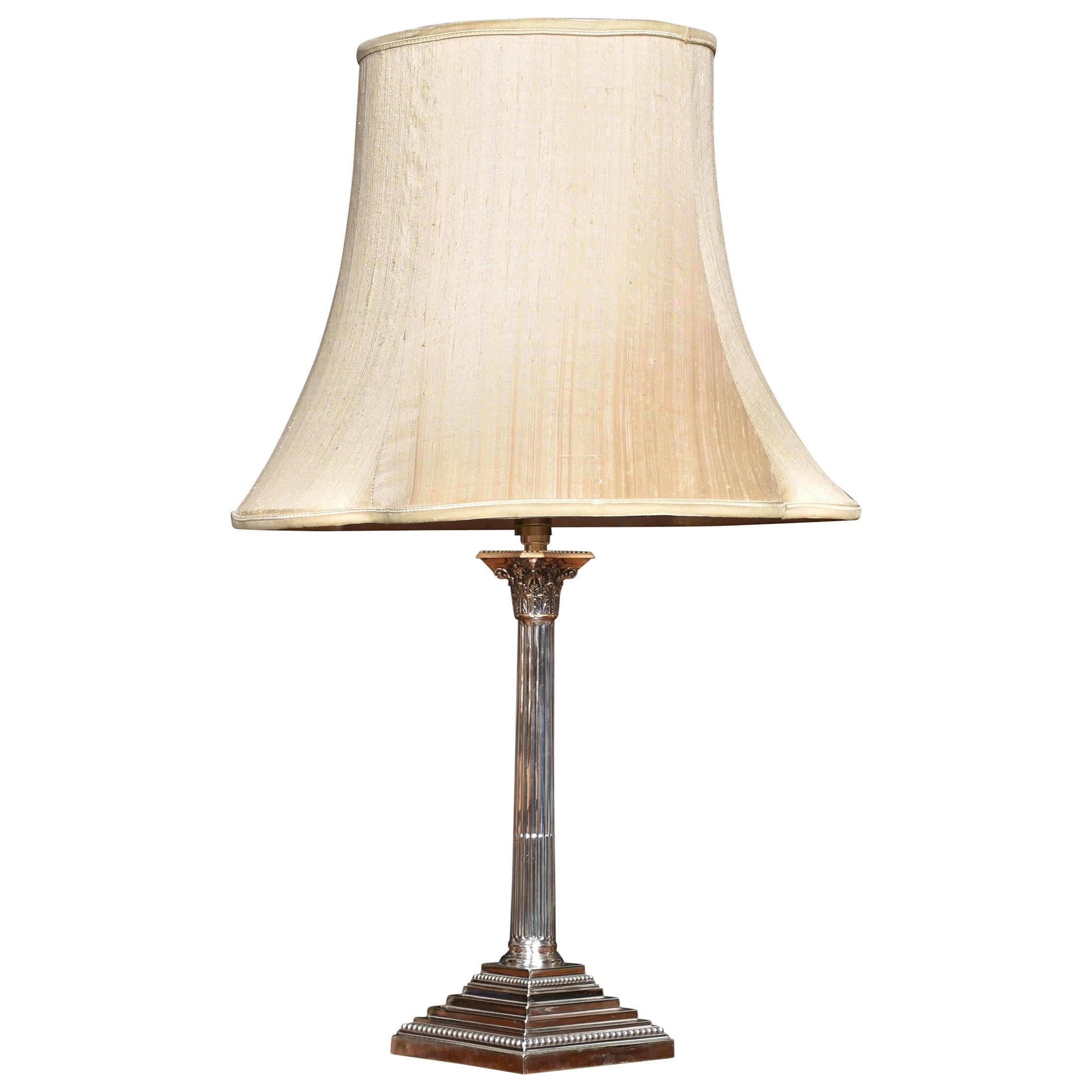 Lampe de table à colonne corinthienne en métal argenté