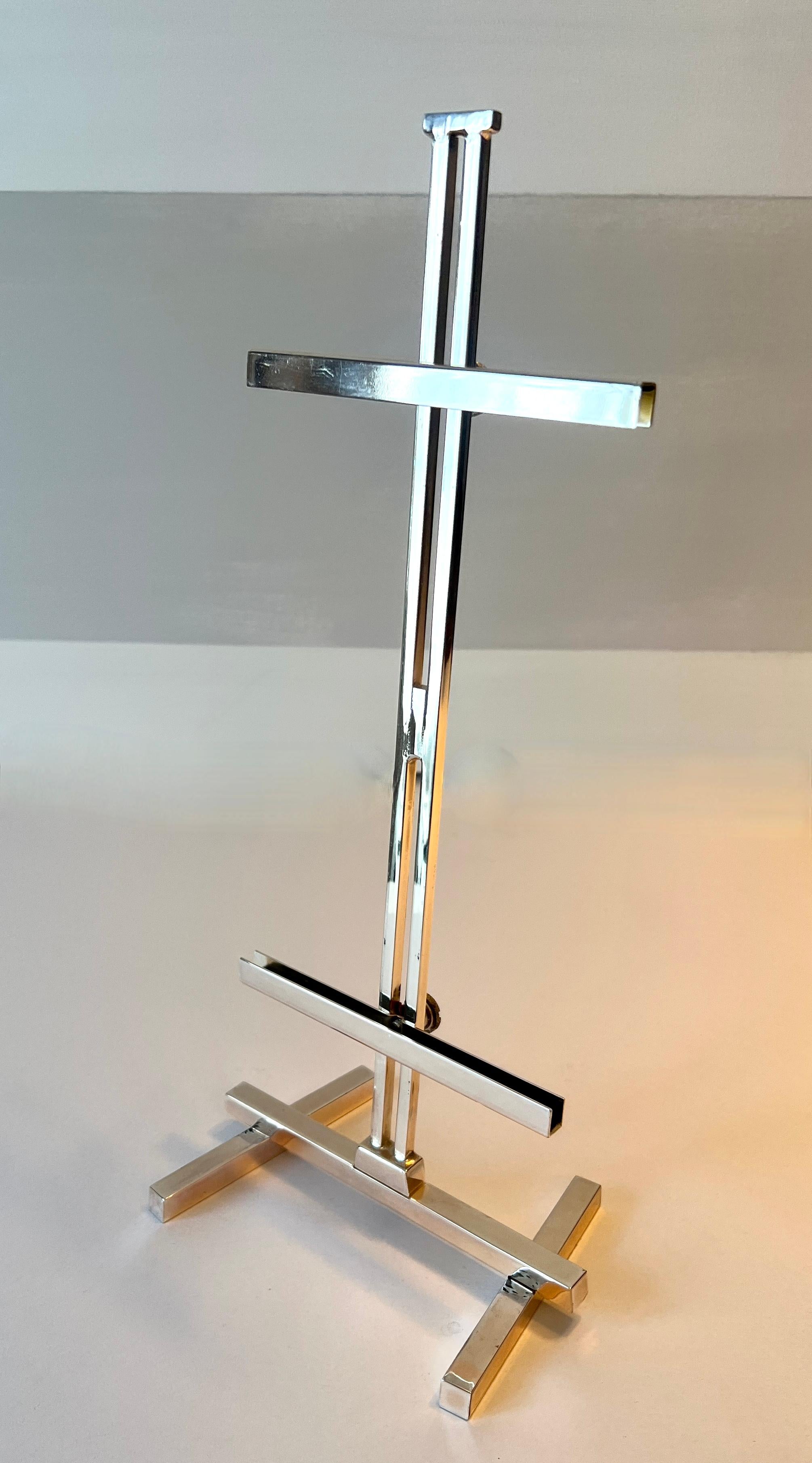 Eine wunderschön gearbeitete Tischstaffelei mit einer architektonischen Schlichtheit, die sowohl elegant als auch modern ist. Seine klaren Linien und seine stromlinienförmige Form machen ihn zu einer nahtlosen Ergänzung für jeden Arbeitsbereich,