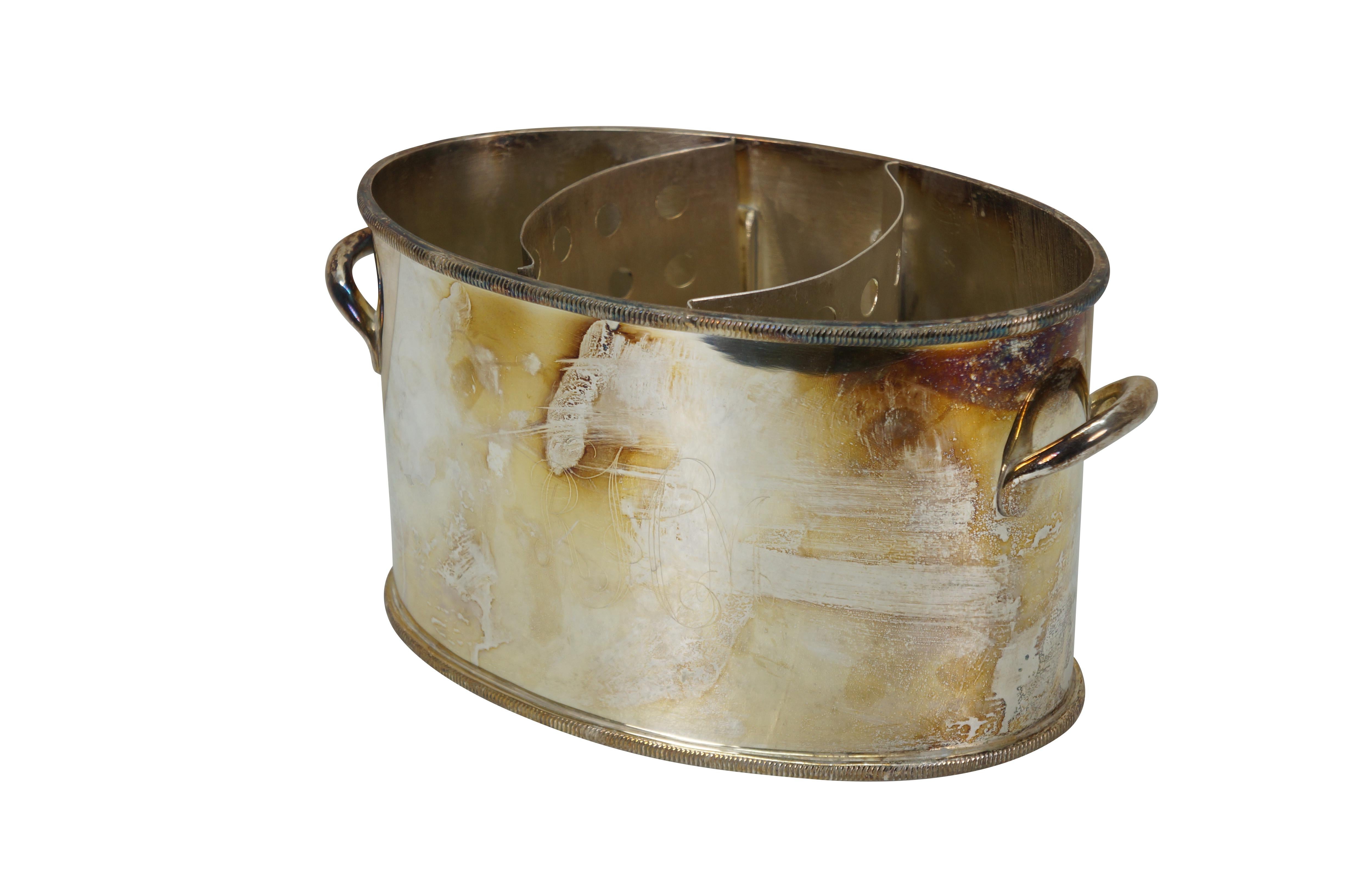 Raffreddatore / refrigeratore / secchiello per vino placcato in argento del 1990 circa, con divisori per il ghiaccio rimovibili. Forma ovale con manici semplici e fissi e bordo in corda. I divisori possono essere girati o rimossi per adattarsi a